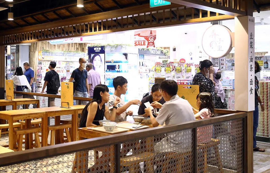 跨部门抗疫工作小组今天傍晚宣布，自本周三（11月10日）起，已接种疫苗且同住一起的家庭成员可同桌堂食（最多五人一桌）。小贩中心和咖啡店仍维持最多两人一组堂食。（联合早报）