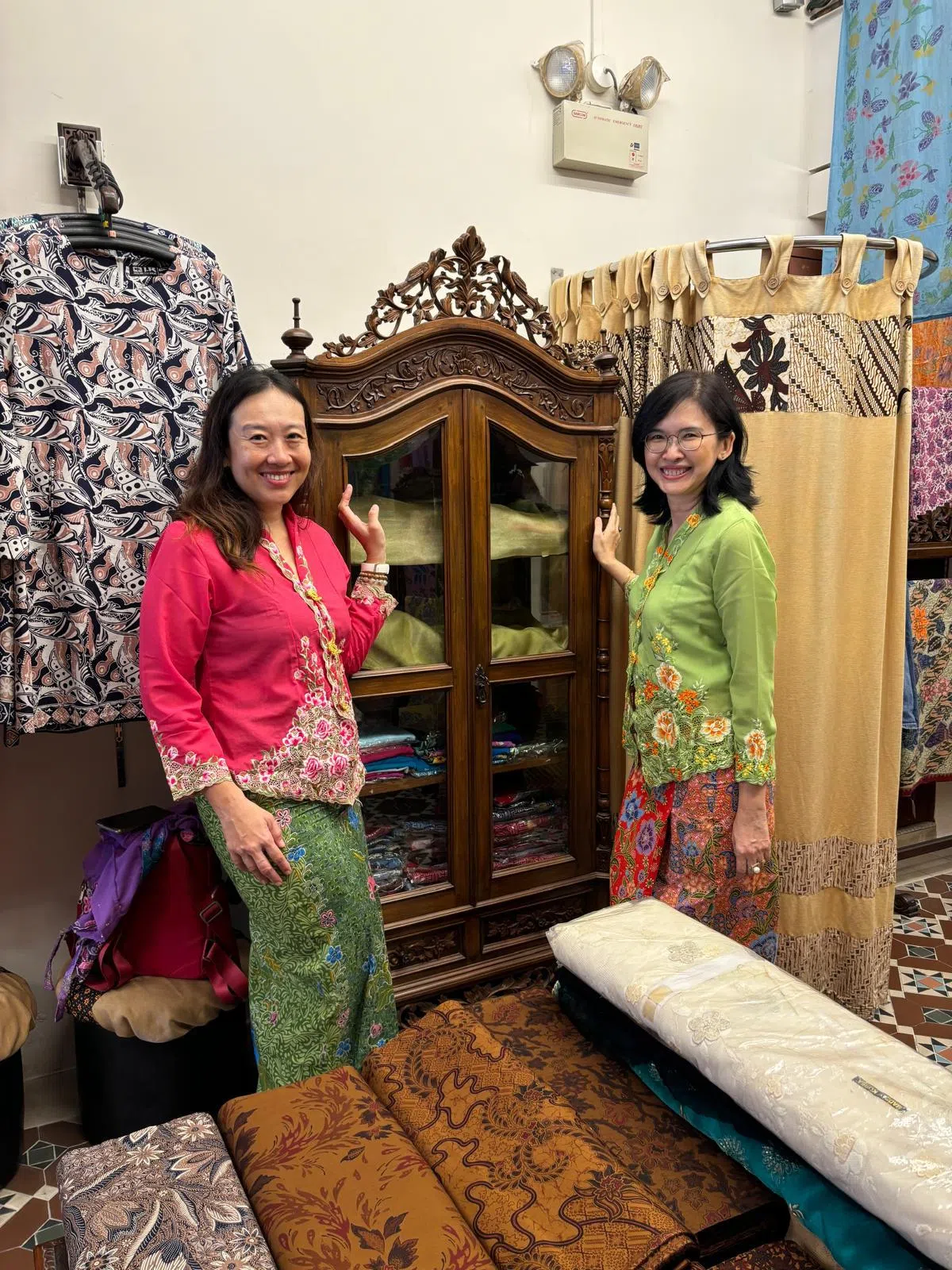 作者与朋友陈慧芬一起穿卡峇雅去街拍。（作者提供）