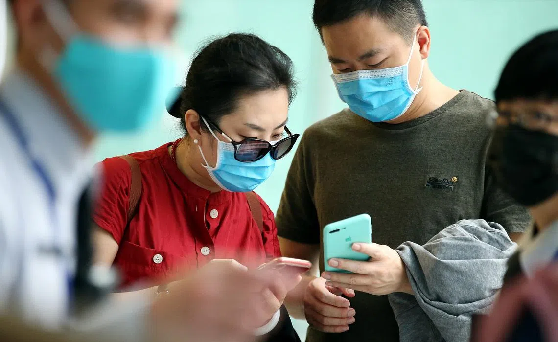旅居新加坡的石莎（左）和来自武汉的胡俊（右）的中国籍夫妇，涉嫌提供假资料给卫生部人员而被控，两人不认罪，案件于2020年8月17日开审。（海峡时报)