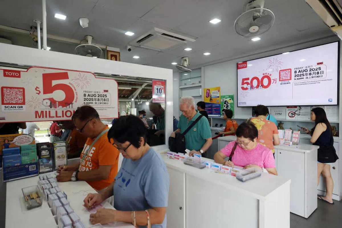 年长者在投注站下注。（联合早报）