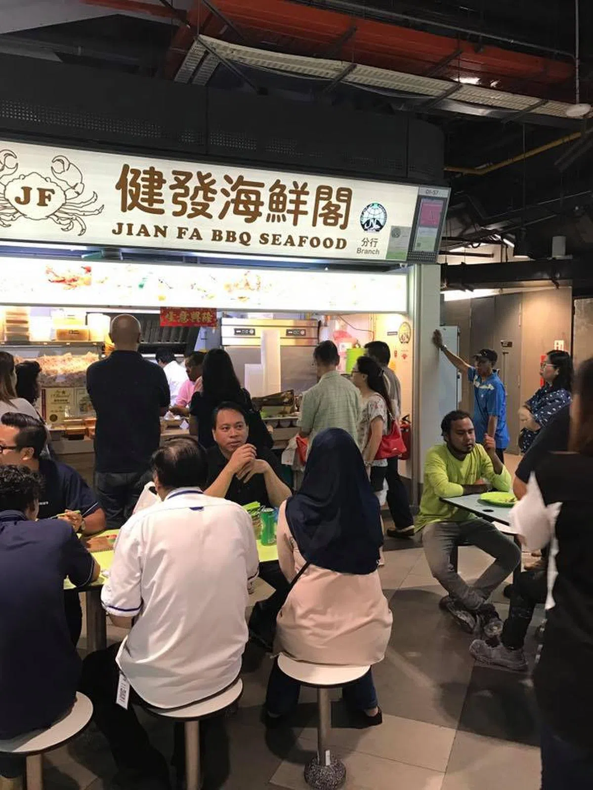  健发海鲜阁是本地少数售卖清真（Halal）煮炒的美食摊。（健发海鲜阁面簿） 