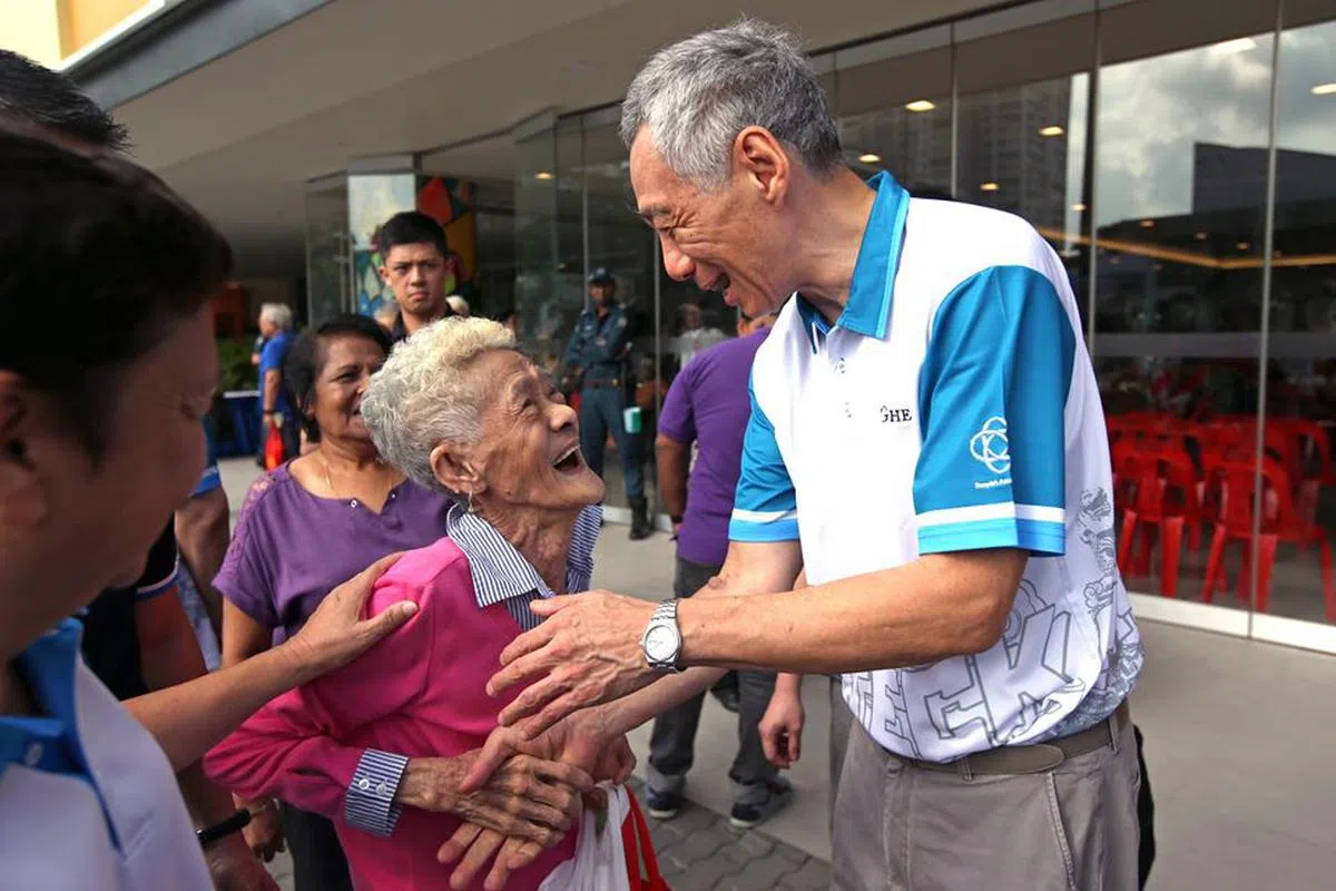  李显龙每次与区内的Kam Toh奶奶见面时，她总会献上一个吻。“我很高兴见到她，今年她没有‘给我一个吻’迎接我，却尝试让我陪她一起跳舞！”（李显龙面簿） 