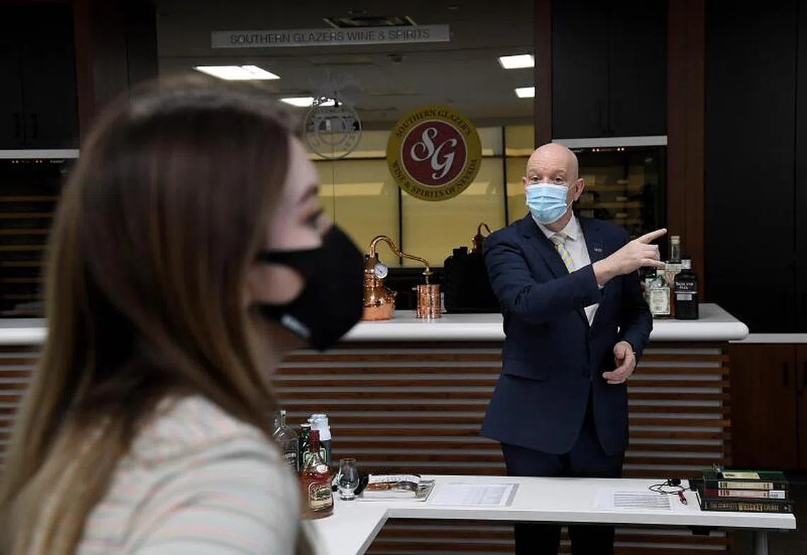 美国冠病疫情仍十分严峻，确诊人数持续攀升当中，不少学府采取远端授课的方式。（法新社）