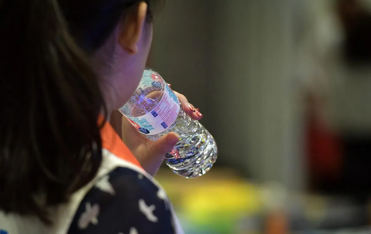 研究发现，一公升的瓶装水里平均含有24万个塑料微粒。（海峡时报）