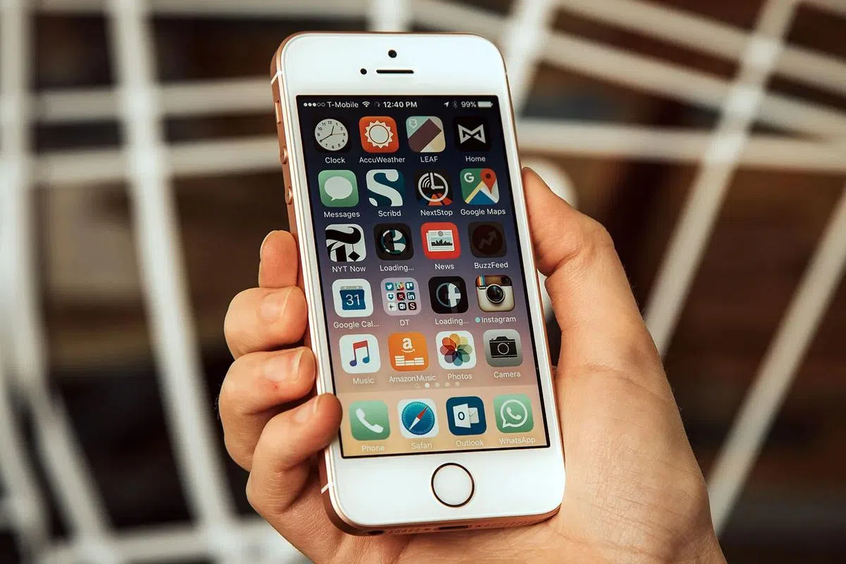 便宜、小巧，以及保留实体Home按键的第一代iPhone SE问世数年后，竟意外获得年轻一代热捧。（互联网）