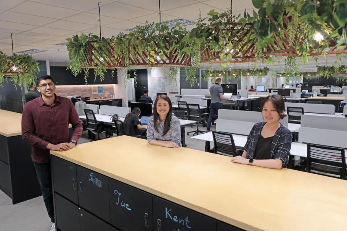  PayPal项目经理蔡颖佳（右）。（联合早报） 