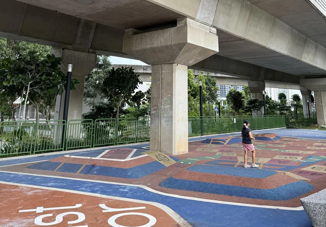 榜鹅轻轨列车轨道下的空间，有个适合小朋友玩乐的活动区。（红蚂蚁摄）