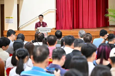 林于晖为后港学生颁发助学金。(取自林于晖脸书） 