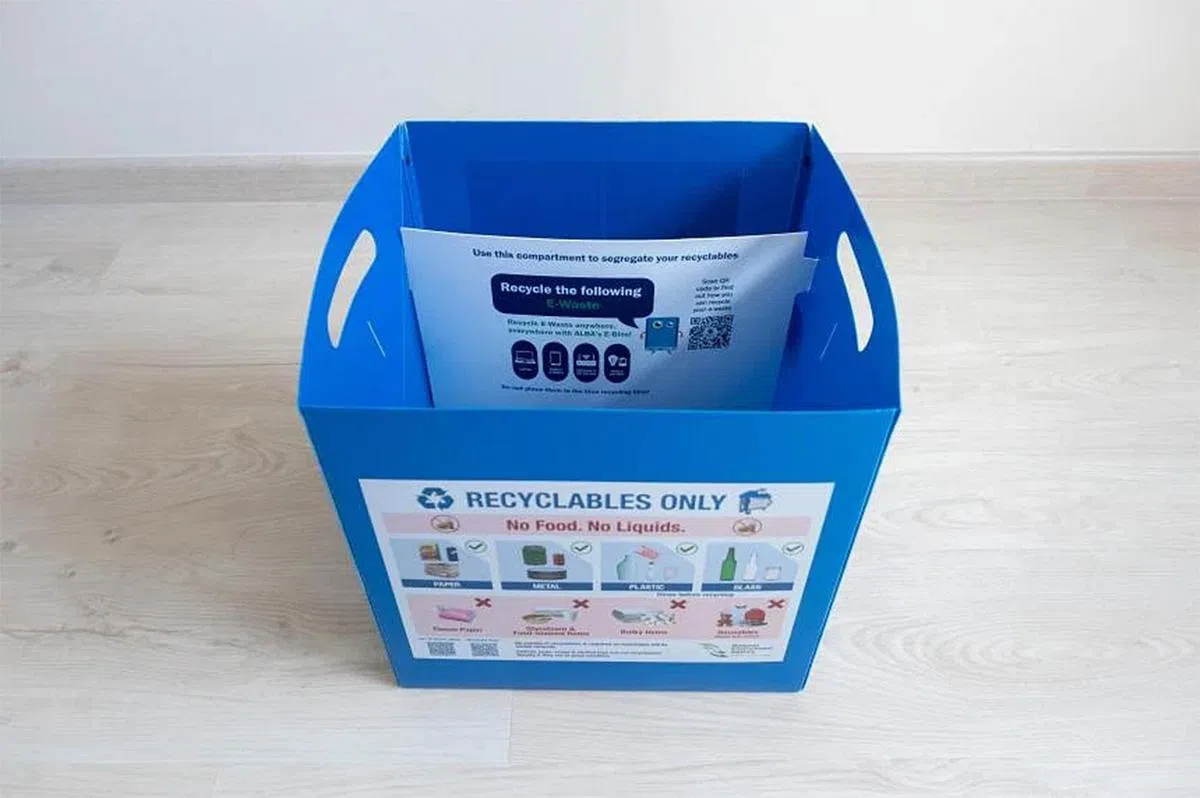 国家环境局推出家用式回收箱，是希望民众先在家里把可回收物品分类存放，再投入组屋底层的大型蓝色回收桶。（国家环境局）