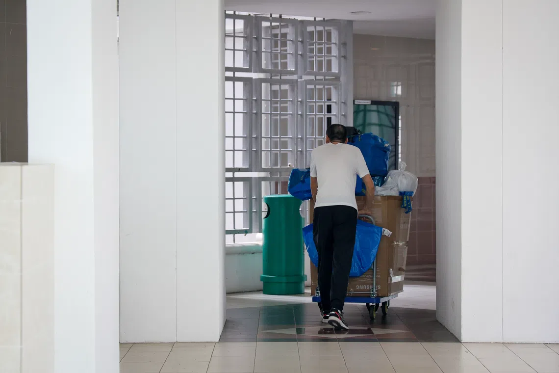 2025年11月9日，一名快递员在兀兰递送包裹。