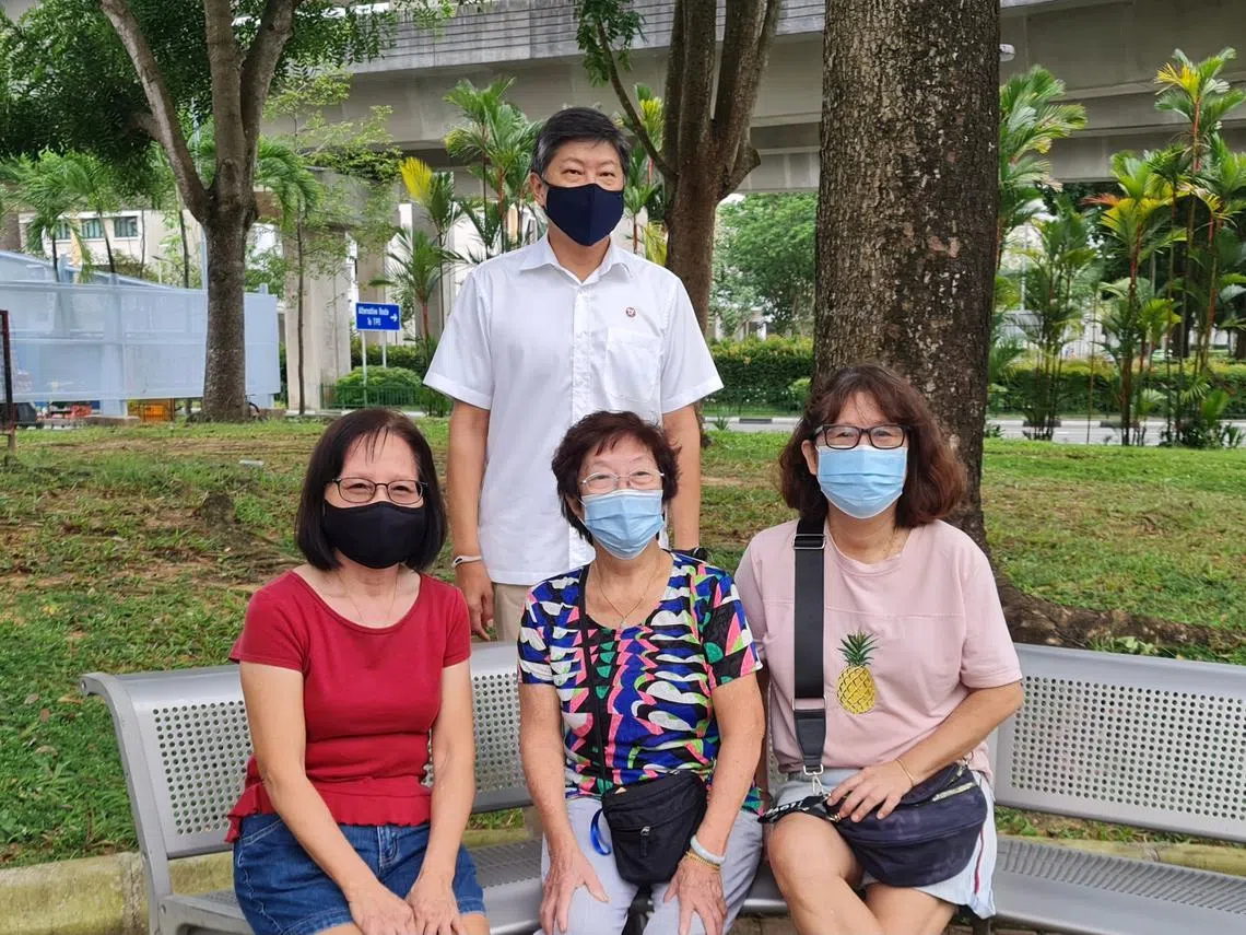 黄志明（白衣者）走访盛港引发揣测。（黄志明面簿）