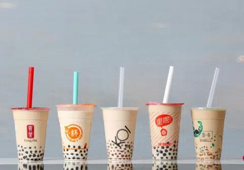 这些都是在新加坡最常见、辨识度高、经常排长龙的泡泡茶品牌，可见新加坡人有多爱喝泡泡茶。（互联网）