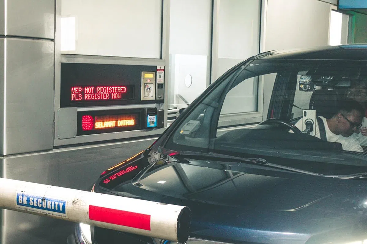 提醒新加坡车主注册VEP的跑马灯。（柔佛陆交局脸书）