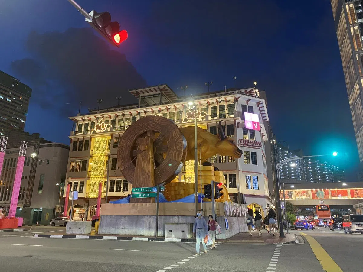 熄灯后的牛年主灯饰“黯然失色”。（张丽苹摄） 
