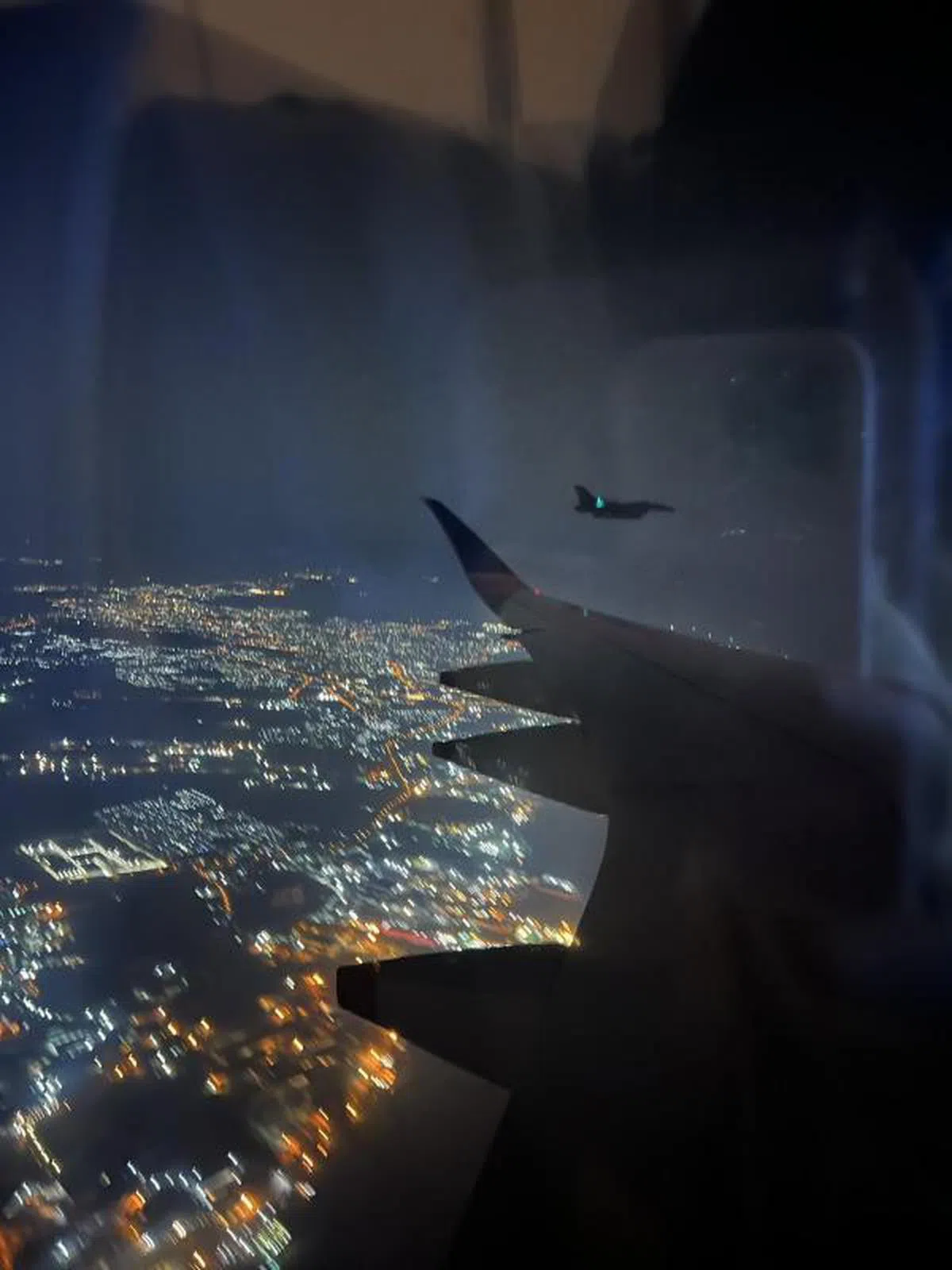 SQ33客机的窗外可看到战斗机的护航。（取自VeraToken2049）