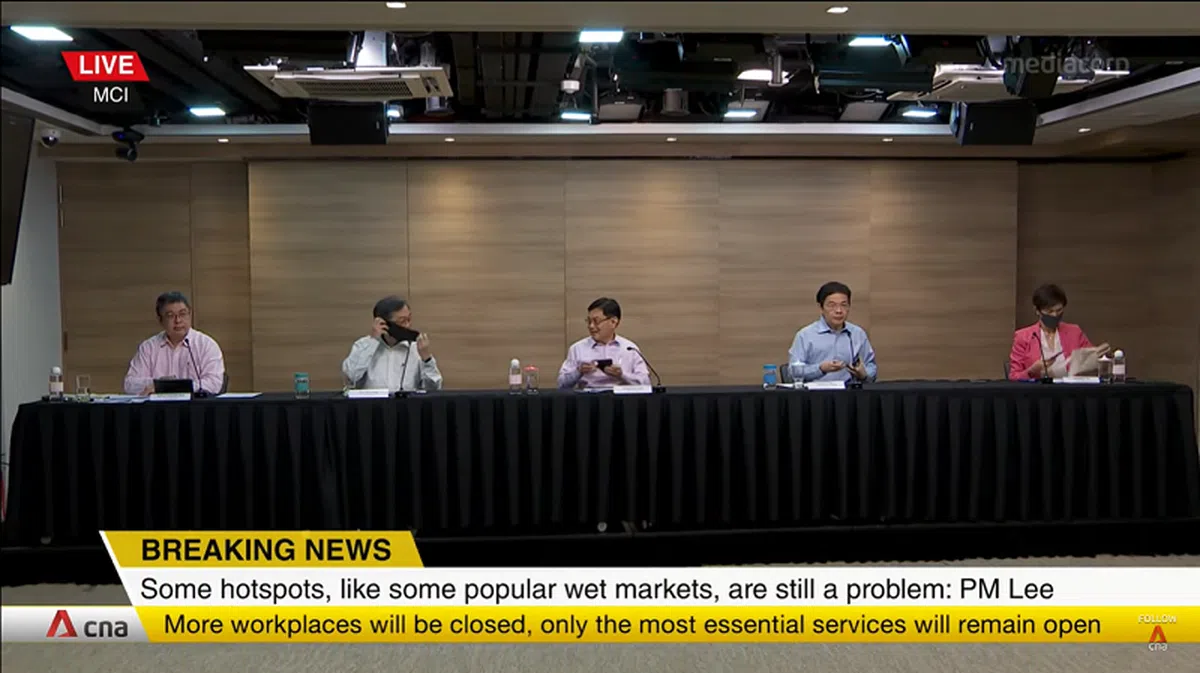  记者会一结束，部长们马上掏出口罩戴上。（记者会视频截图） 