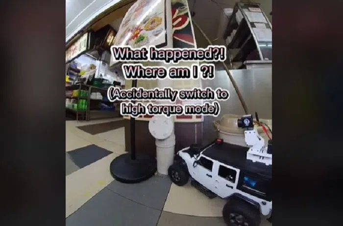 遥控车一度“撞墙”。（视频截图）