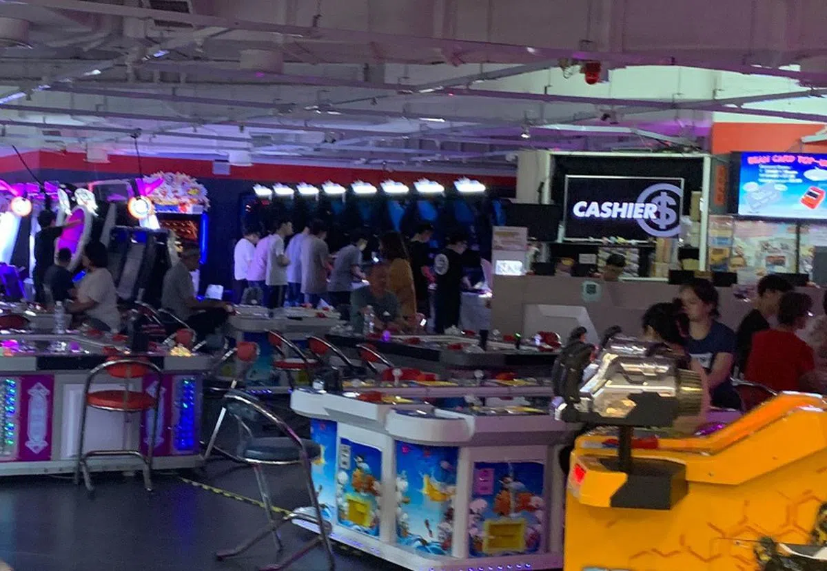 成瘾治疗师说，对部分人而言，去游戏中心只是一种逃离现实的方式。（红蚂蚁摄）