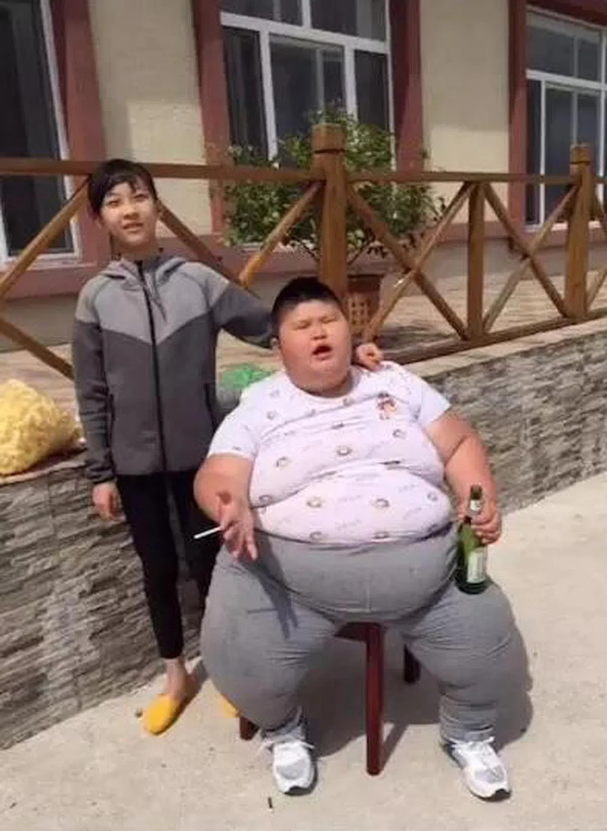  他只是八九岁的肥胖小孩，特技却是模仿社会人士抽烟、喝酒、泡妞。而且这些视频都是他妈妈拍的。（互联网） 