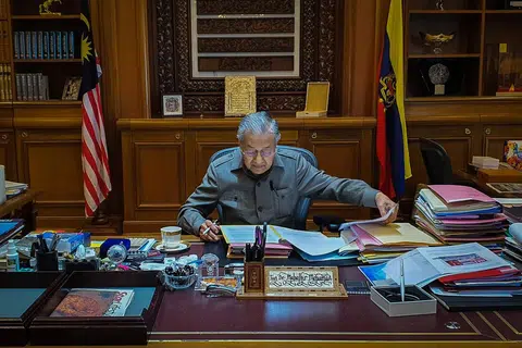 马哈迪在希盟政府倒台后，以过渡首相的身份回到首相办公室工作。（马来西亚首相办公室）