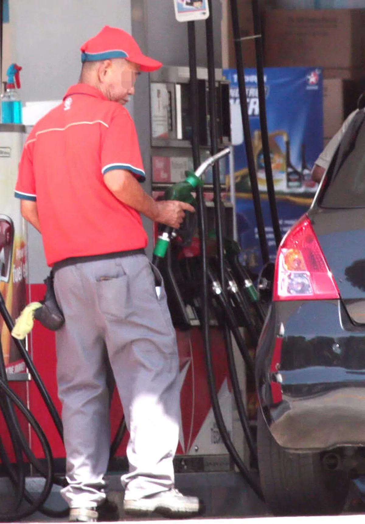  外号“牛仔”的打油叔今早出现在油站。（新明日报） 