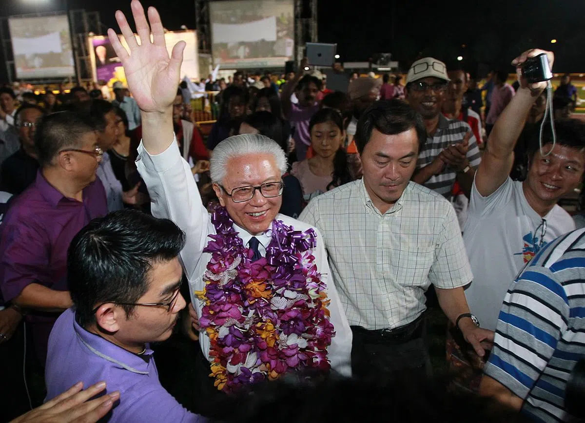 陈庆炎博士在2011年8月27日当选总统后，在大巴窑体育场向支持者挥手致意。（新明日报）