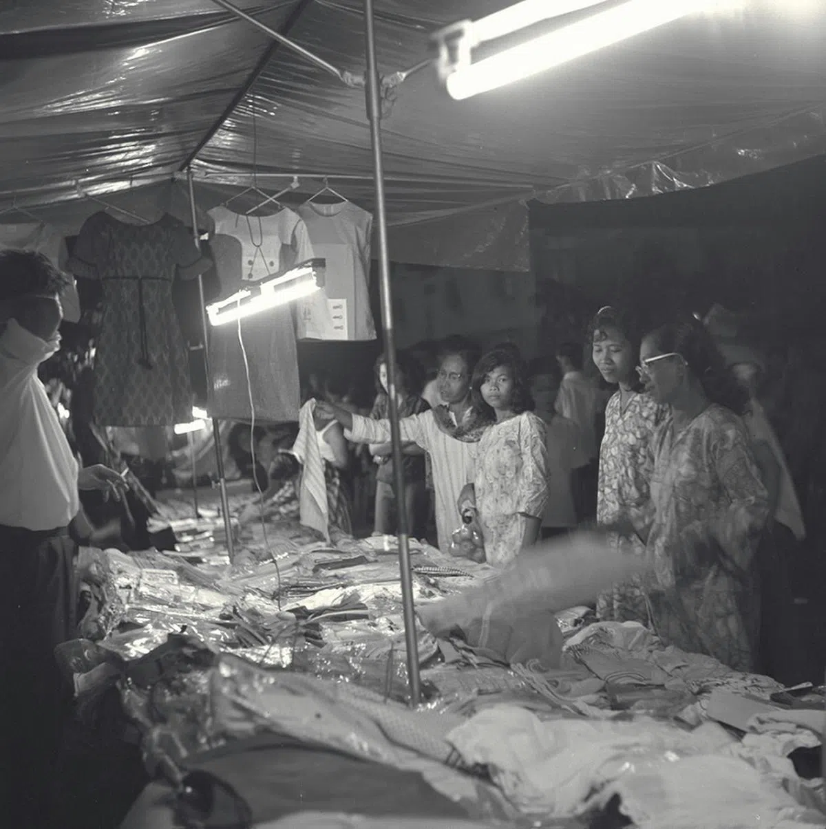 1967年，马来顾客在纽顿一带的夜市购物，准备庆祝开斋节。（海峡时报）