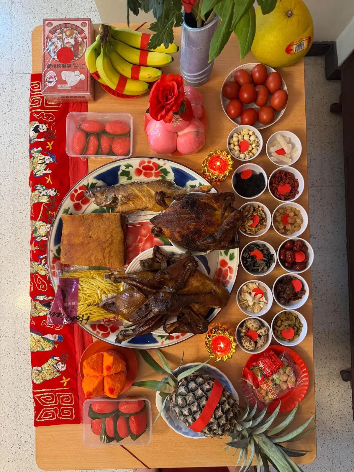 满满一桌供品，满满一年福气。（蒋谷摄）