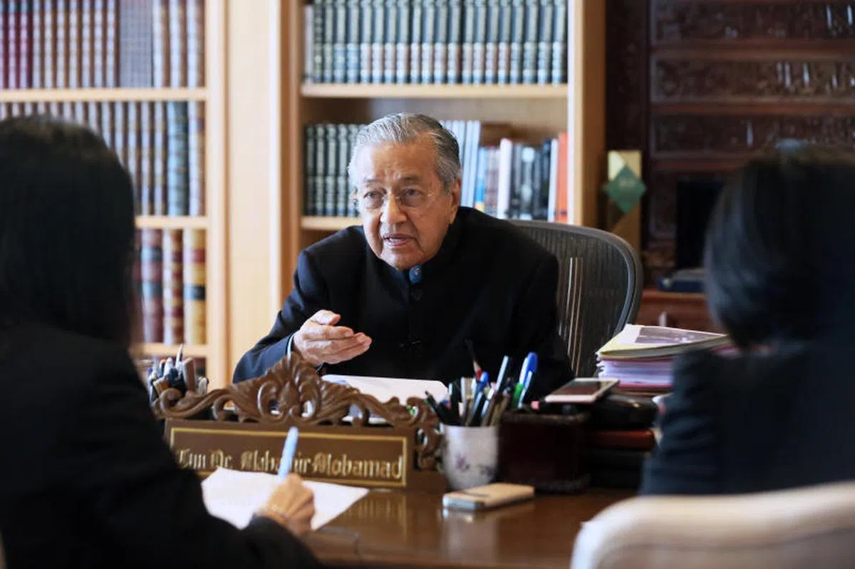  马哈迪在位于布城专门收集和研究与马国首相相关资料和档案的将相基金会（Perdana Leadership Foundation）内接受《新明日报》记者采访。（新明日报） 