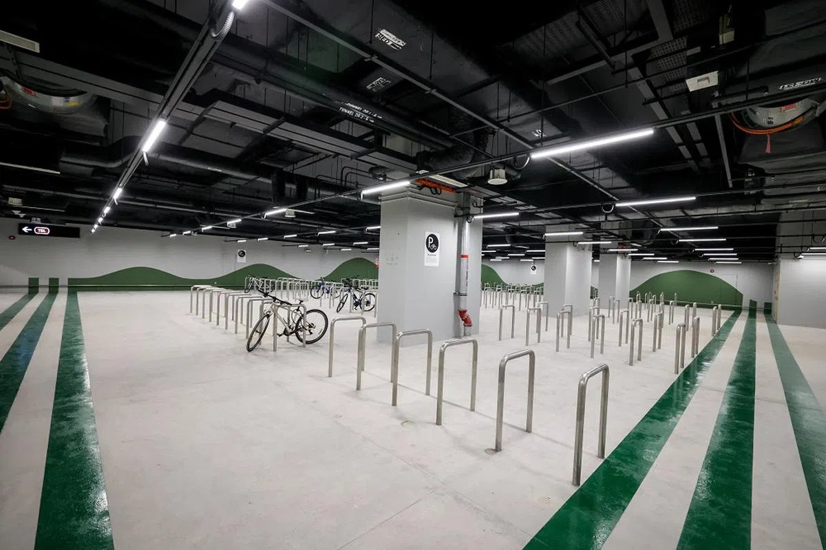 马林百列、马林台和碧湾站都设有专区，让脚踏车骑士转乘地铁前停放脚踏车。（联合早报）