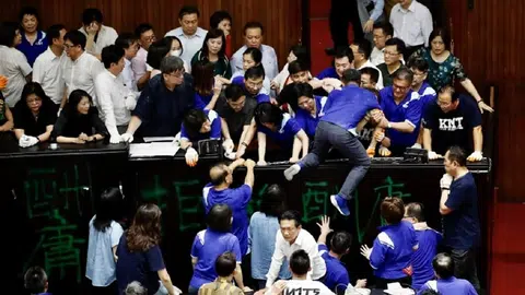 周五(7月17日)，台湾立法院在一片混乱中通过由总统府前秘书长陈菊出任监察院长。这已是蓝绿双方两周内第三次爆发肢体冲突。（视频截图）