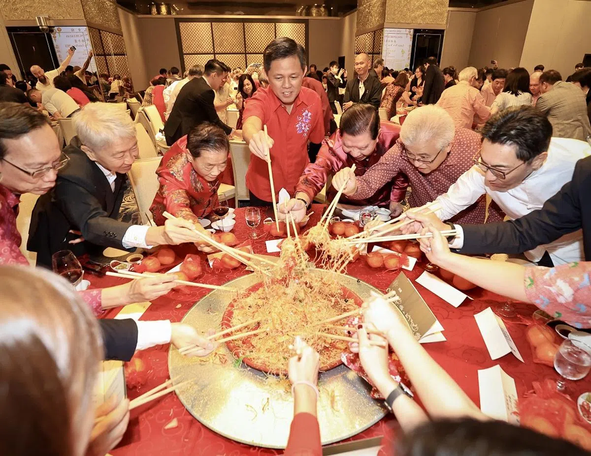 在上周六（2月11日）广东会馆的新春团拜午宴上，主宾教育部长陈振声（中）和大家一起捞鱼生。左起：广惠肇留医院主席李国基、前政务部长顾蔡矶、广东会馆会长何国才、广东会馆高级永远荣誉会长黄遂粲、新加坡宗乡会馆联合总会会长蔡其生和总会秘书长吴绍均。