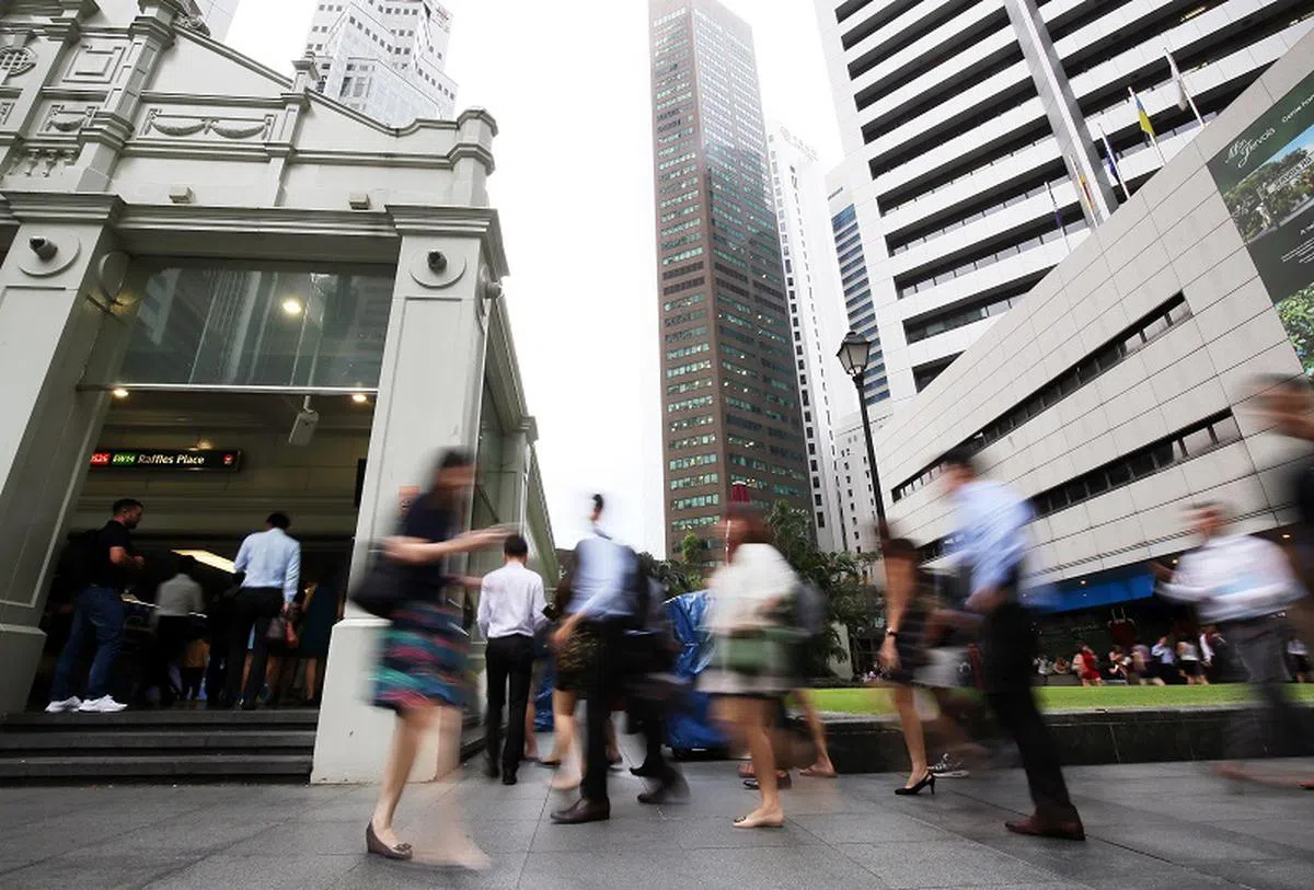  新加坡的CBD地区处处都是人才，欢迎中国人也来“爆买”。（海峡时报） 