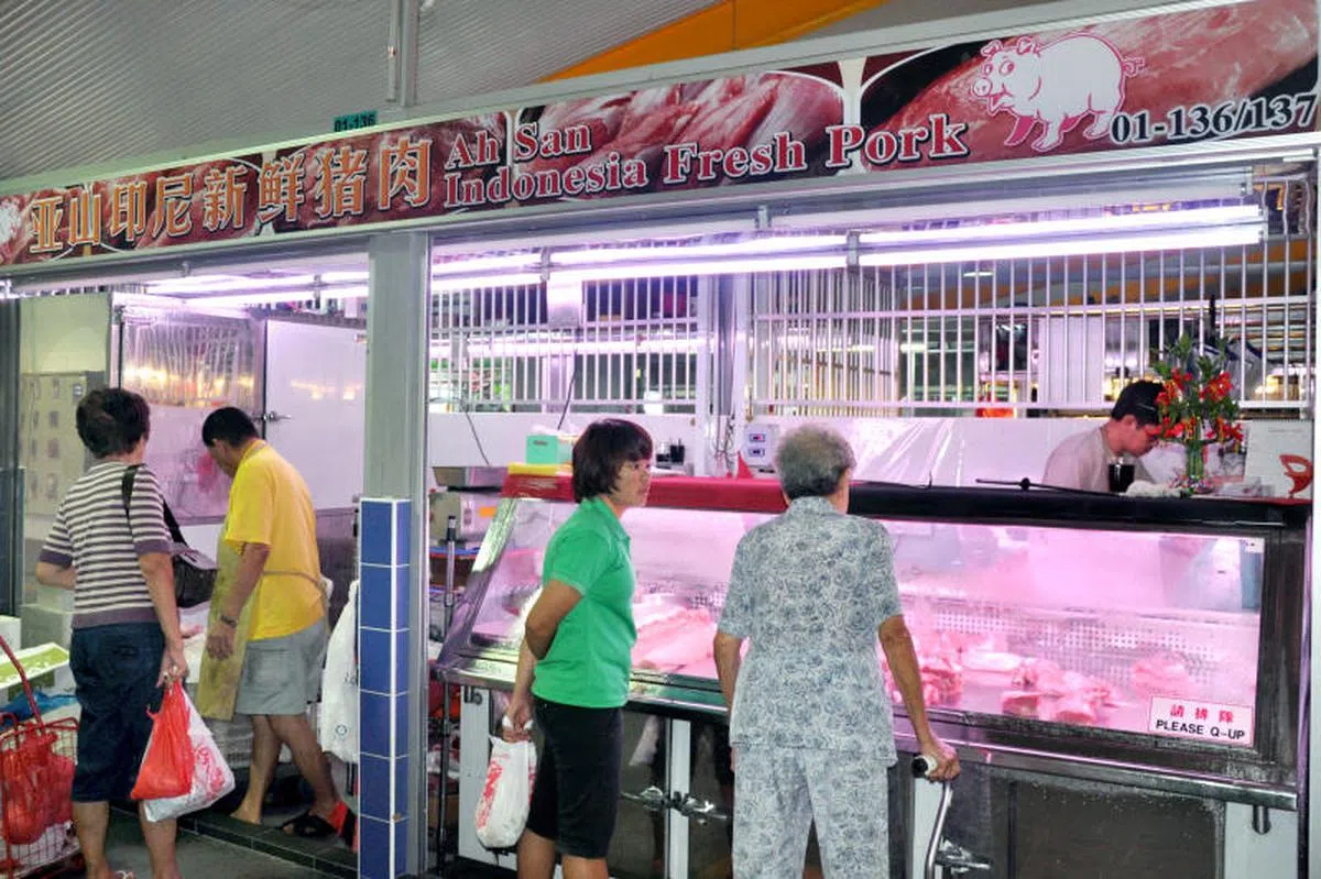  位于宏茂桥10巷第409座组屋巴刹的猪肉摊。（联合晚报） 