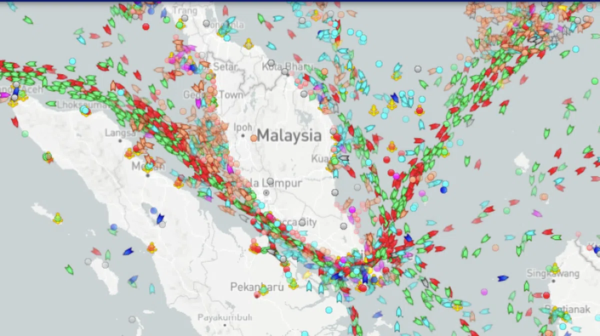 新加坡海峡的海上交通非常繁忙。（MarineTraffic）