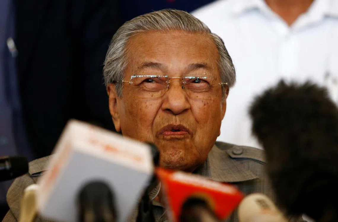 马哈迪5月10日在选后记者会上的表情。（路透社）