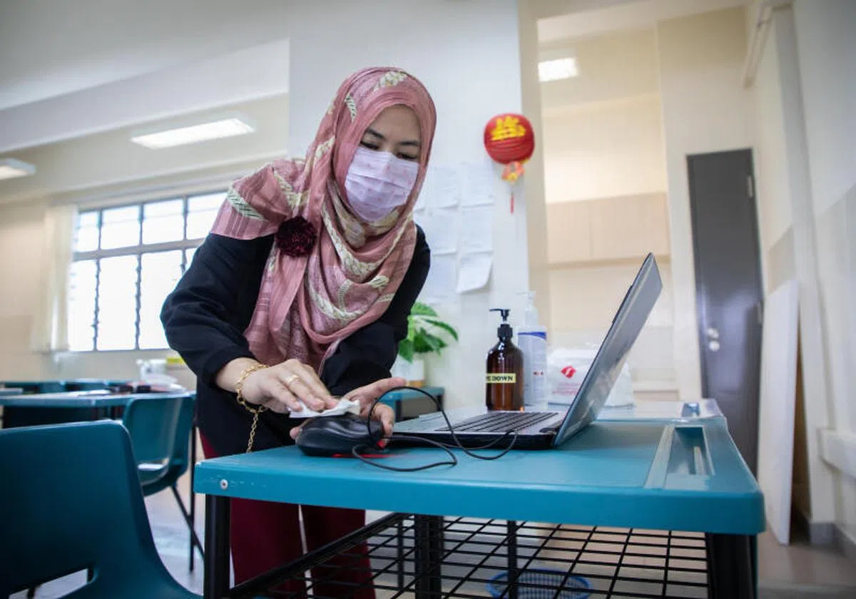  考生若在考试当天发烧或出现流感症状，也不能进入考场，监考人员也会做体温检测、健康申报等记录，确保大家安全应考。（教育部提供） 