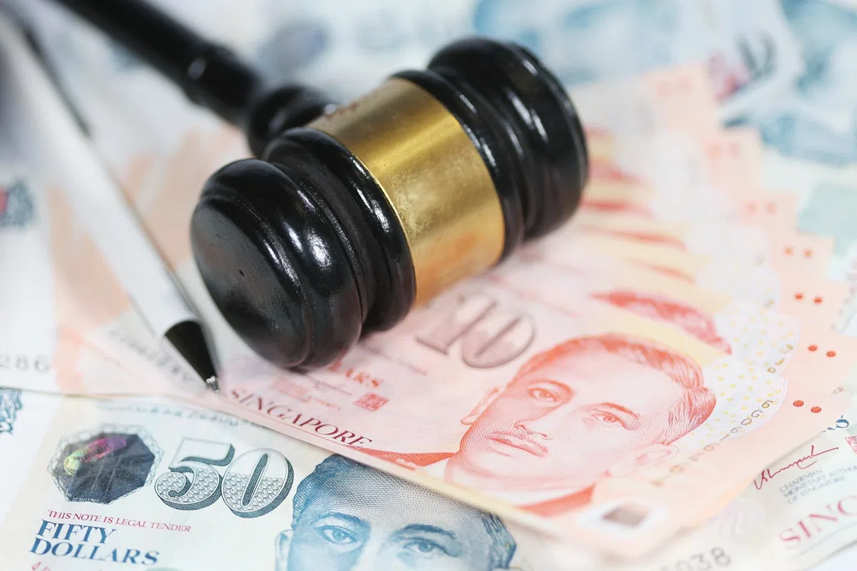 消费者可采取法律途径追回余款。