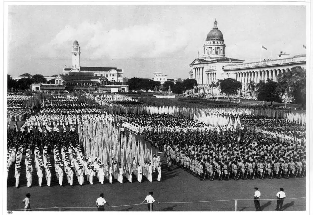  作者认为新加坡近代的际遇形塑了她的特立独行。图为1966年新加坡国庆庆典。（互联网） 