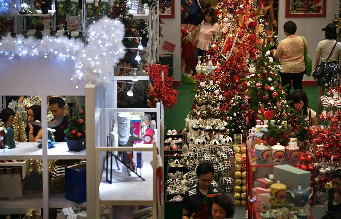 数据显示，七成本地消费者会在佳节期间购物。（海峡时报档案照片）