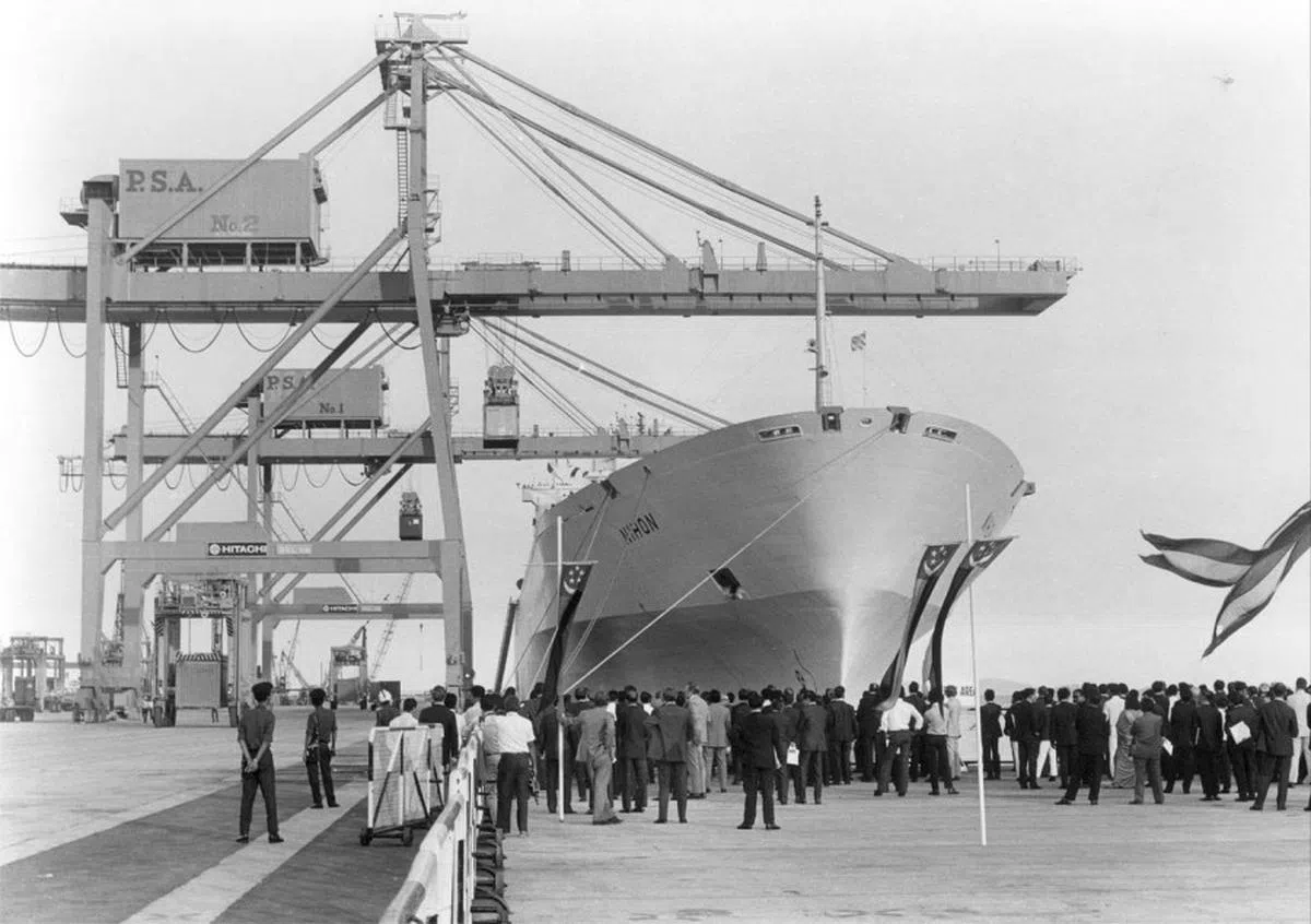 1972年，丹戎巴葛码头迎来第一艘停靠我国的集装箱船M.V. Nihon。（交通部长易华仁面簿）