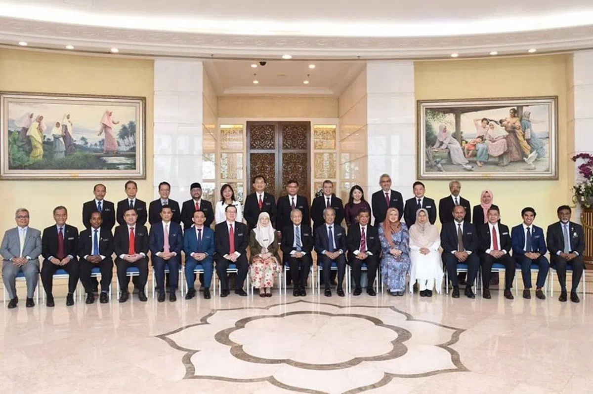  马国内阁在7月19日会议前罕见合照。（旺阿兹莎面簿） 