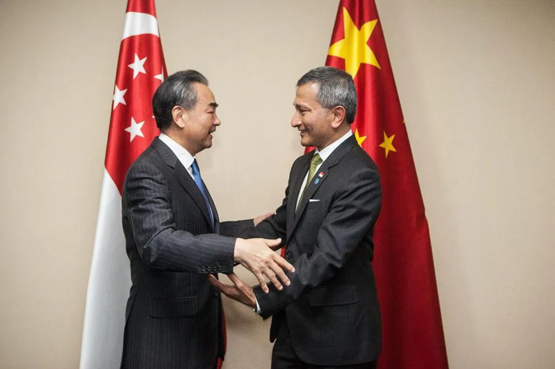 新中外长维文（右）和王毅见面时热情拥抱。（维文面簿）