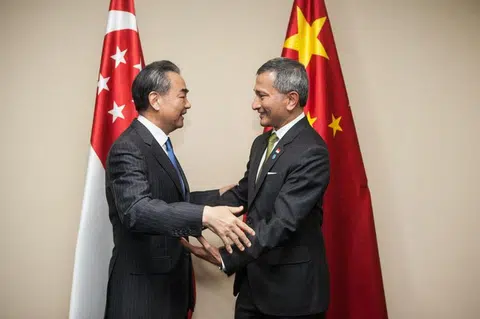 新中外长维文（右）和王毅见面时热情拥抱。（维文面簿）