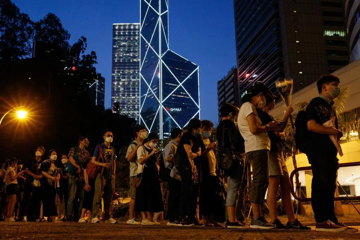 英驻港总领事馆在9月12日中秋节补假当天，迎来悼念英女王的长长人龙。（路透社）