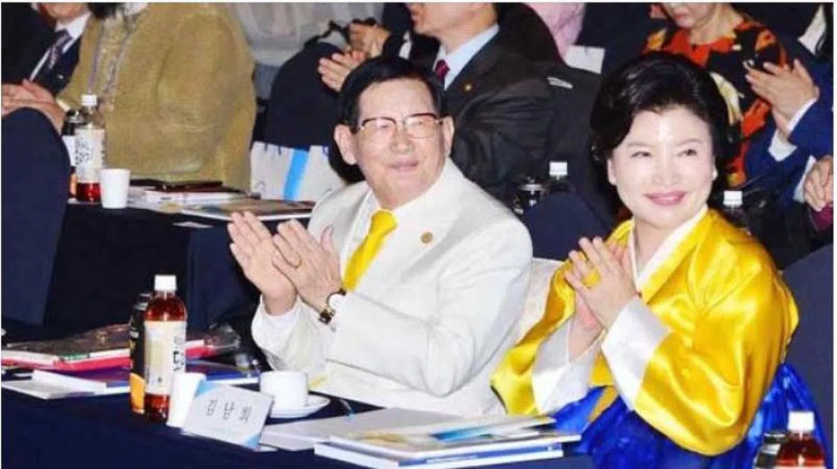  “新天地”教主李万熙与前恋人金南熙。（互联网） 