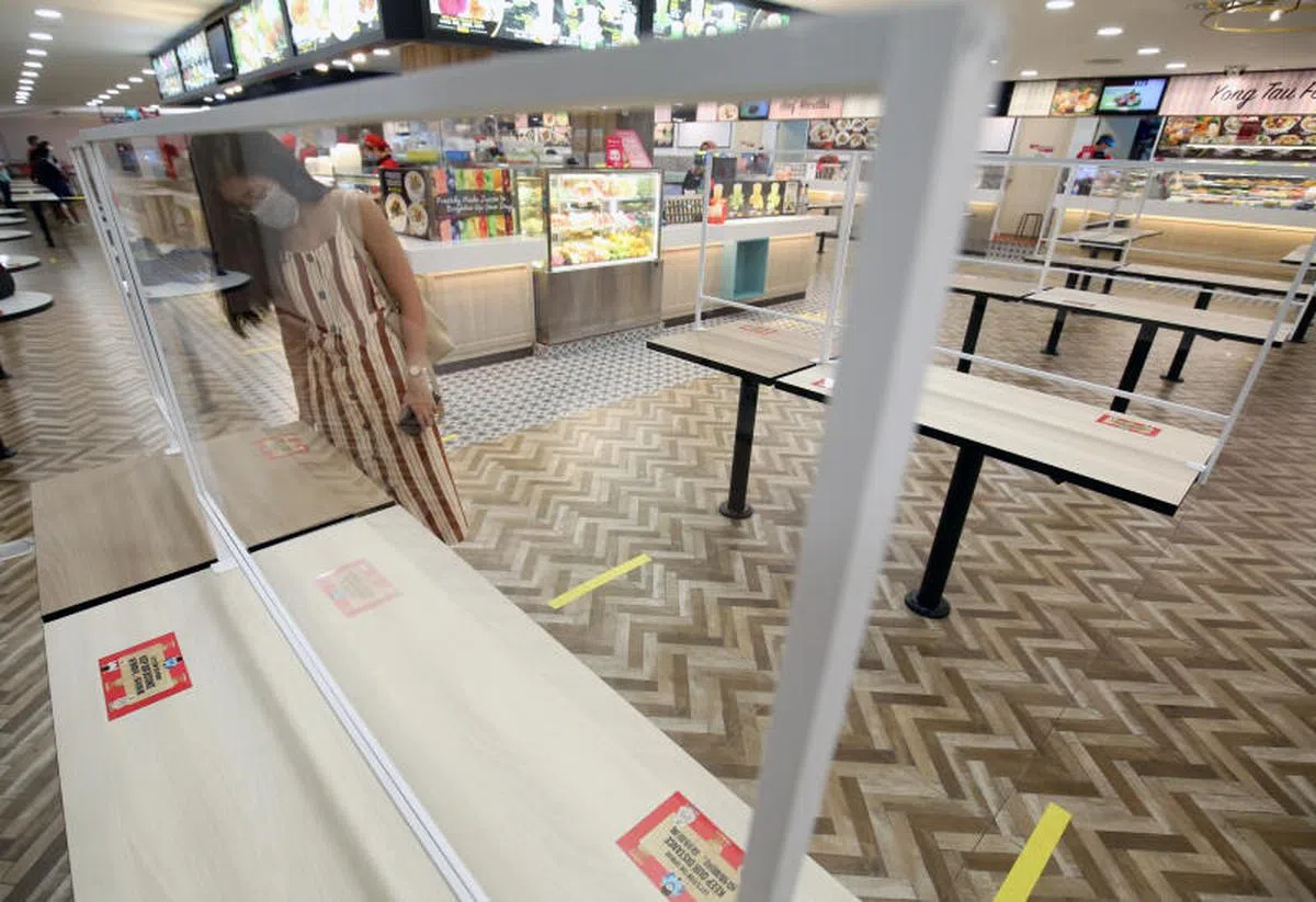  为防范冠病传播，汤申大厦口福食阁内50张餐桌的桌面将试用透明防护屏一个月，让食客在经济开放第二阶段到外用餐时能更安全。（联合早报） 