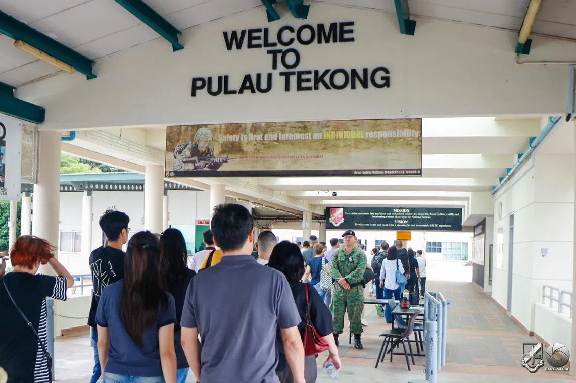 “欢迎到德光岛”的大字下挂着一面横幅，上面写着：“安全首先是个人的责任”。（取自基本军训中心脸书）