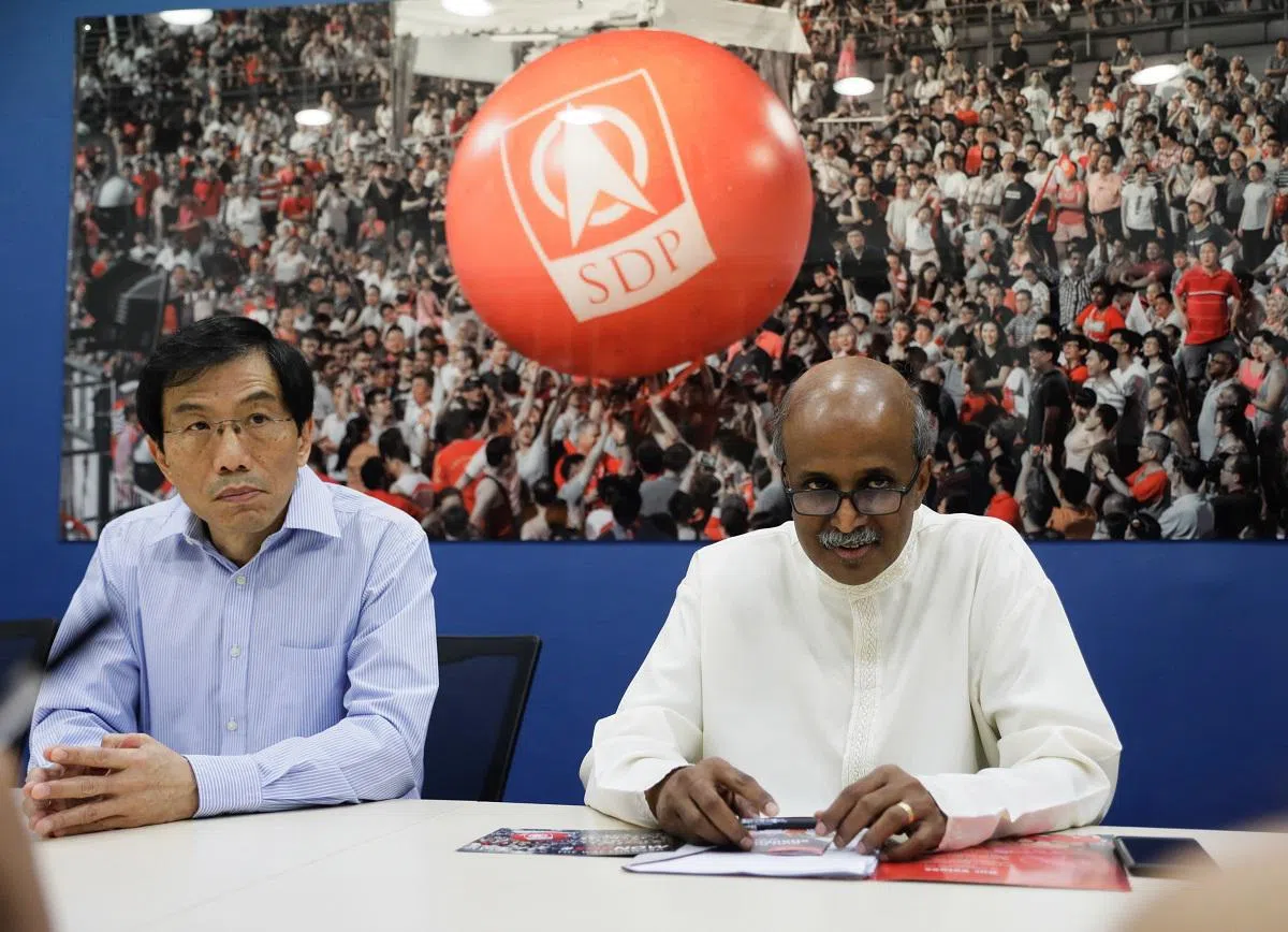 新加坡民主党秘书长徐顺全（左）与主席淡马亚教授（右）2023年11月为位于威势佳大厦（WCEGA Tower）顶楼的民主党新总部开幕。（海峡时报）