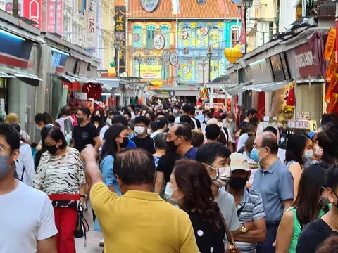 牛车水虽少了年货市场，但仍无阻民众争相前往牛车水办年货，图摄于上周六（1月30日）。（新报）